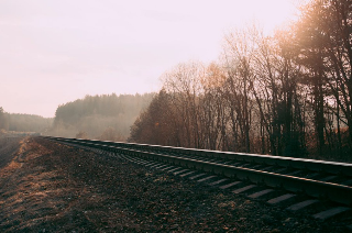 Cinquantunenne muore investito dal treno